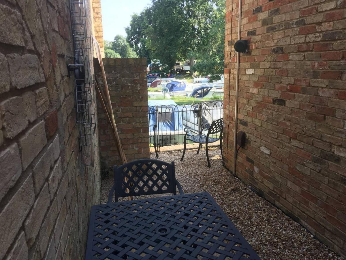 River Courtyard Apartment In The Heart Of Stneots 圣尼奥特 外观 照片